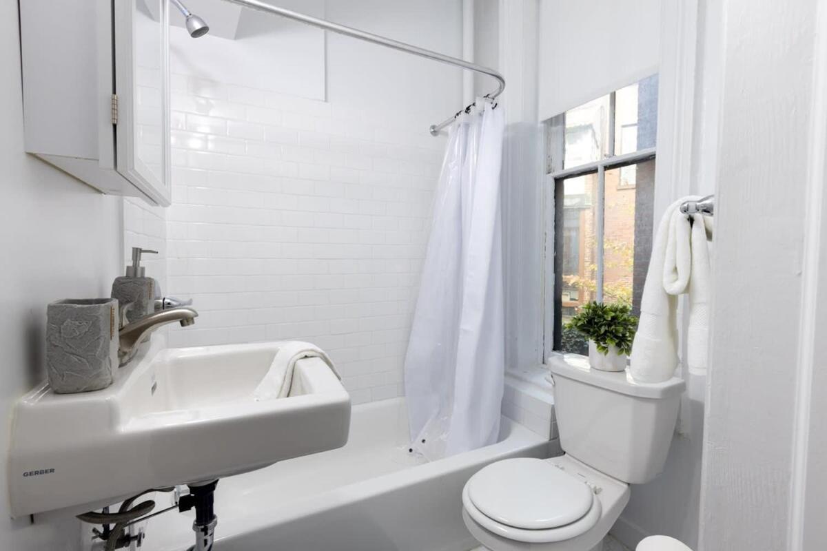 E10-1 Designer East Village Townhouse 1br *