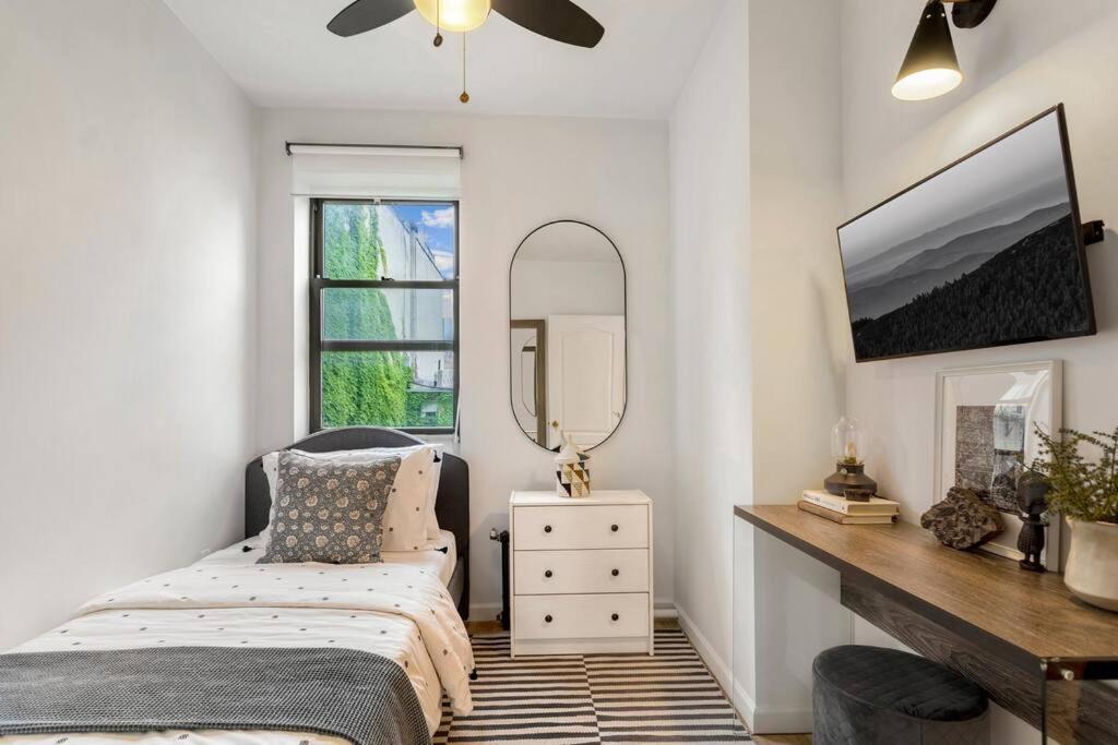 Bright Designer In Historic Harlem Apartment *