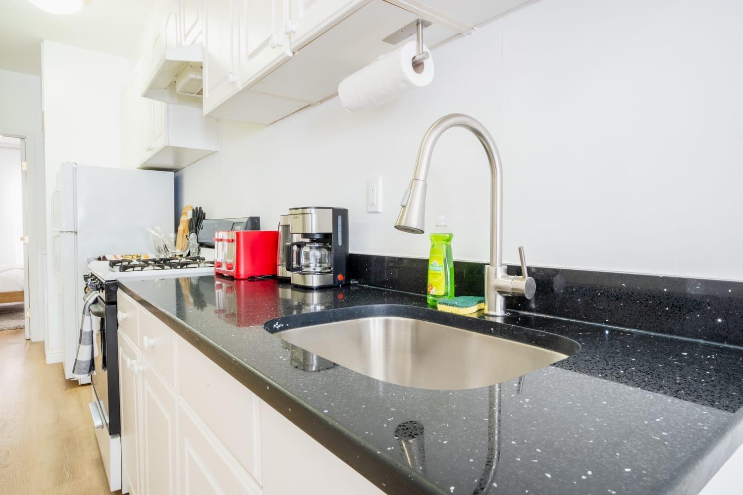 1435-4 I 3 Bedrooms 2bath W D Prime Upper East Appartement