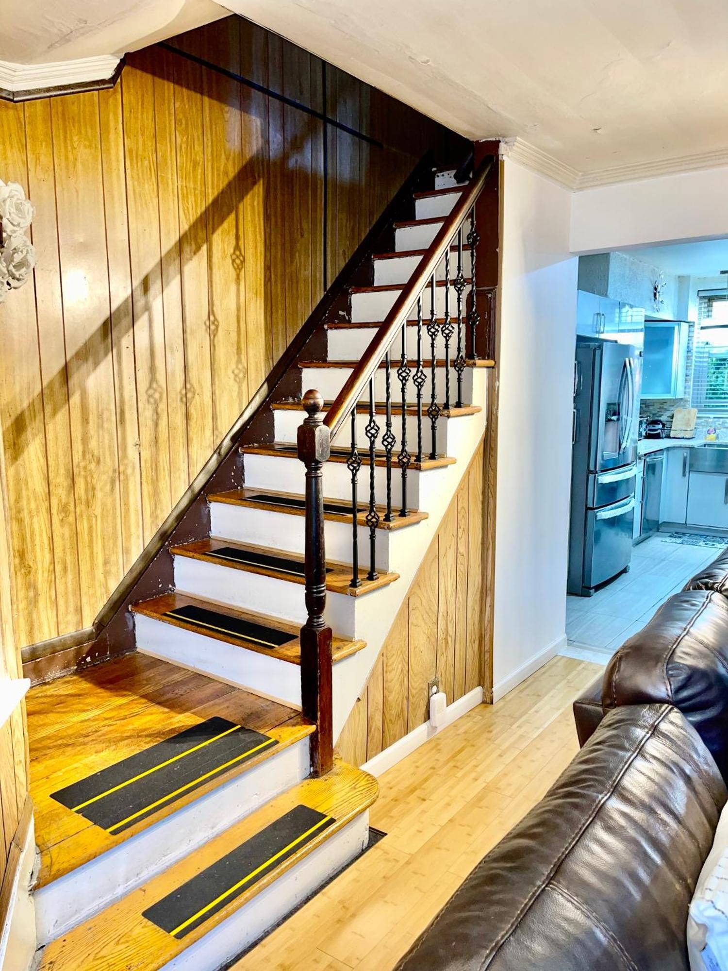 Ferienhaus Lga Airport 3 Mins, 3 Bedroom Duplex House, Parking And Private Backyard, 9mins Subway! New York
