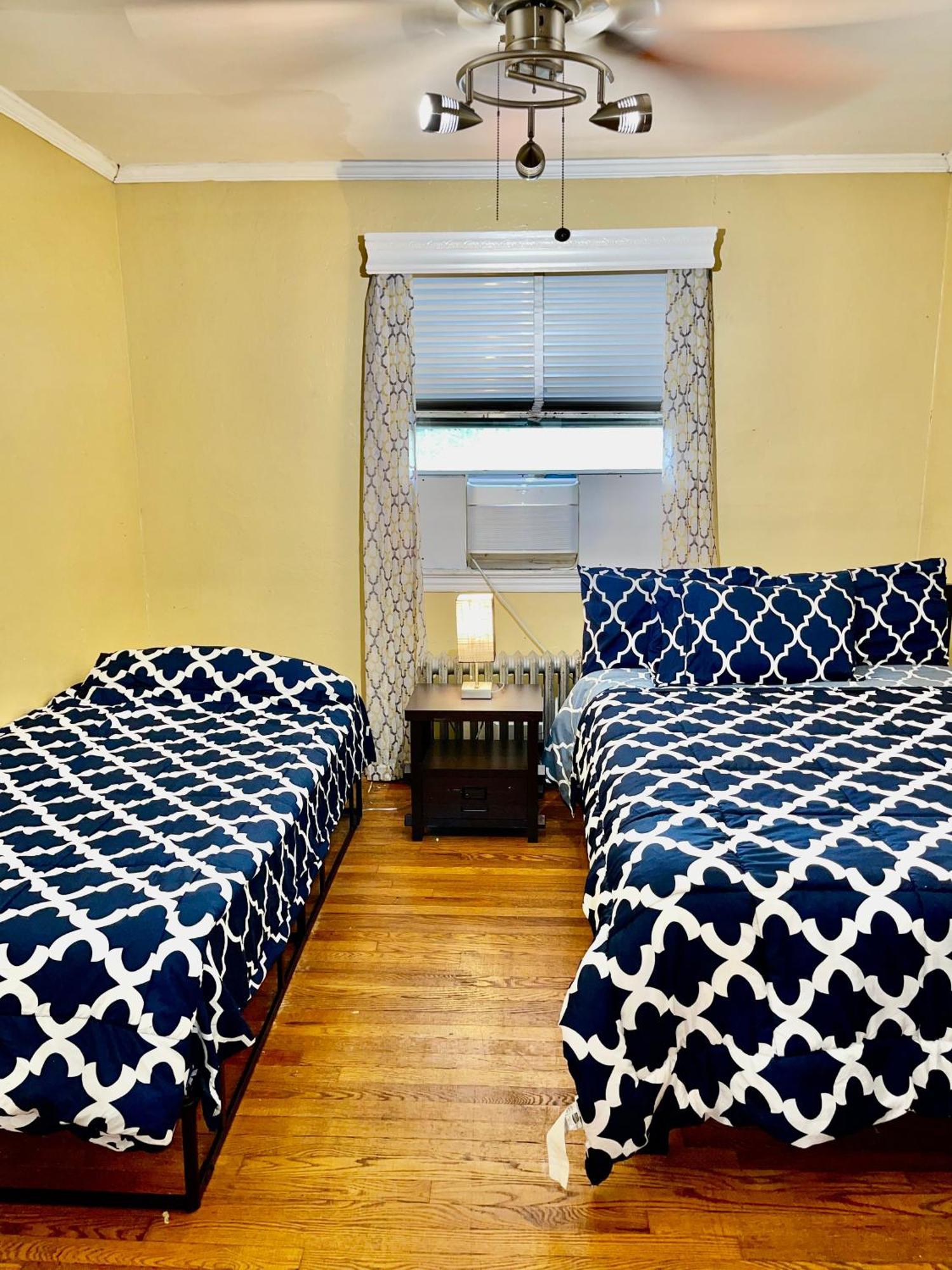 Ferienhaus Lga Airport 3 Mins, 3 Bedroom Duplex House, Parking And Private Backyard, 9mins Subway!