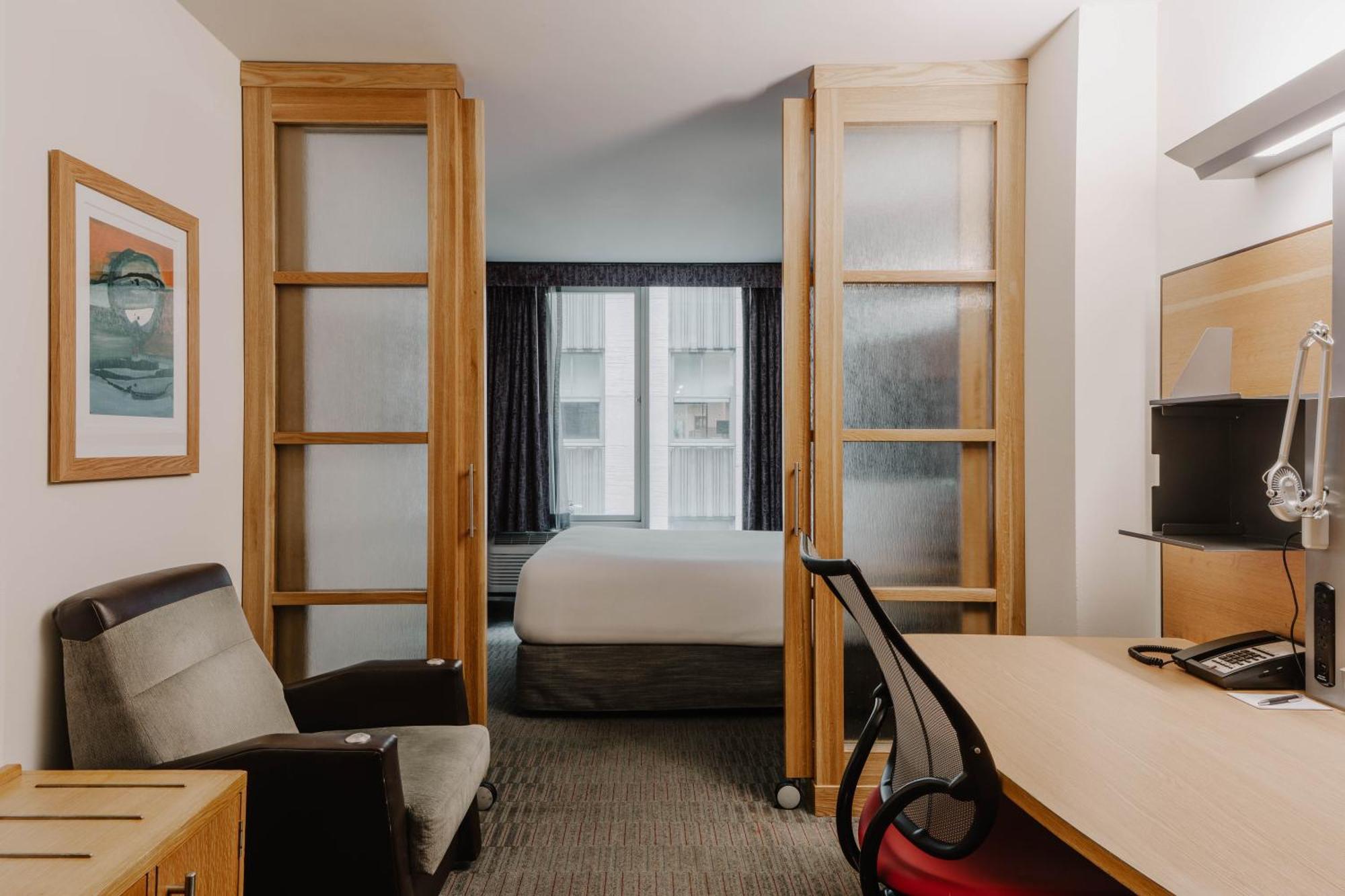 The Jewel Hotel, Hotel