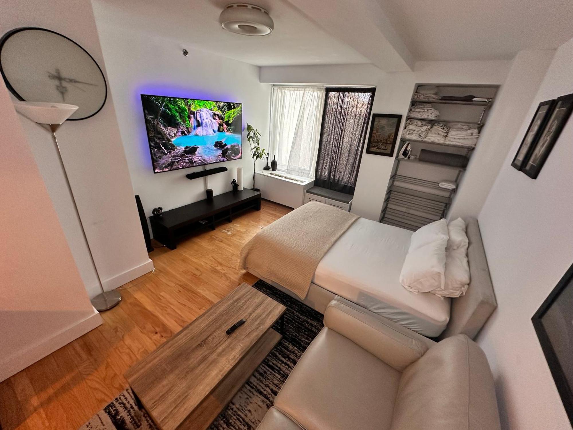 Modern With Private Bathroom And Kitchen Apartment *