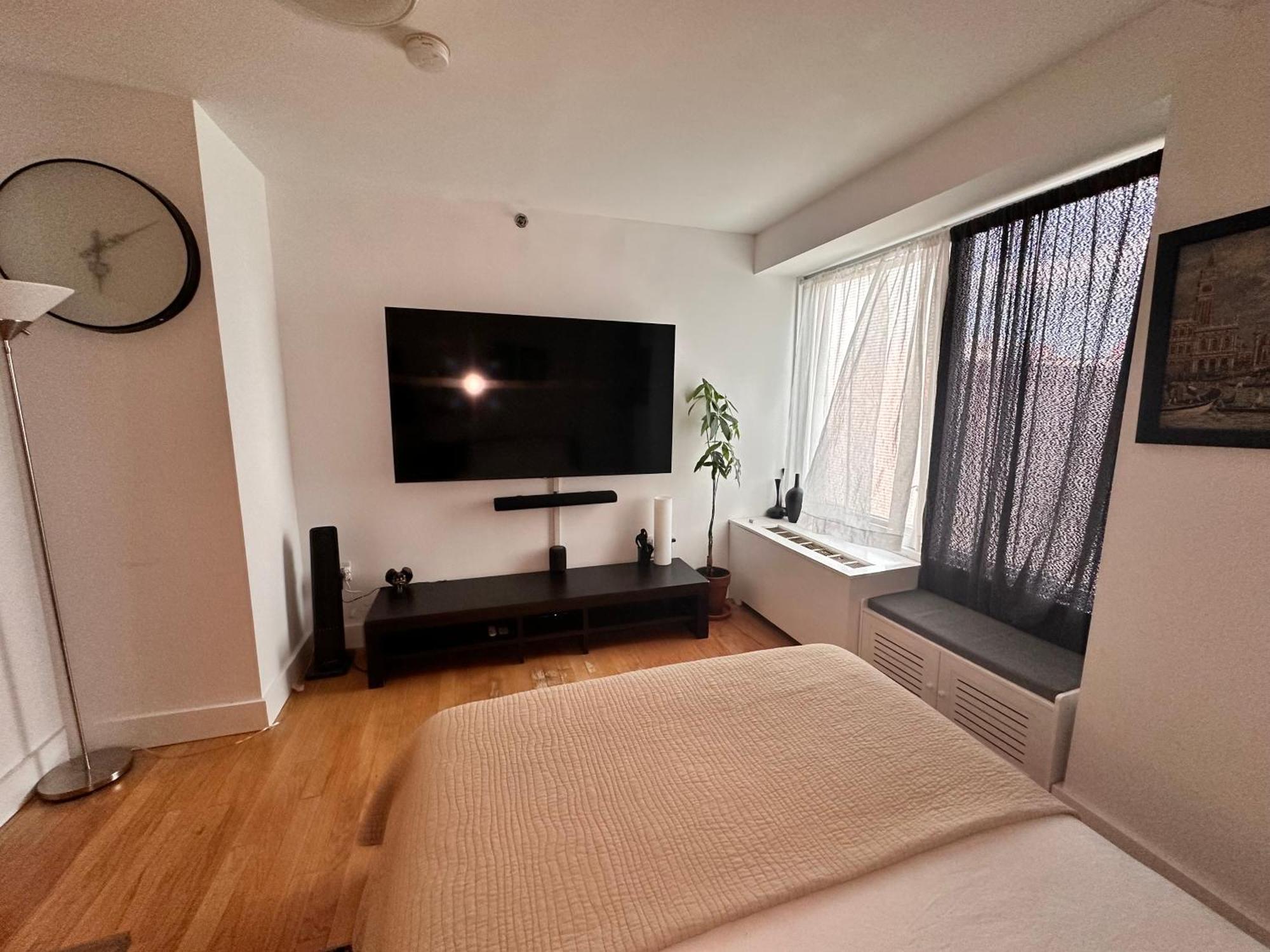 Modern With Private Bathroom And Kitchen *
