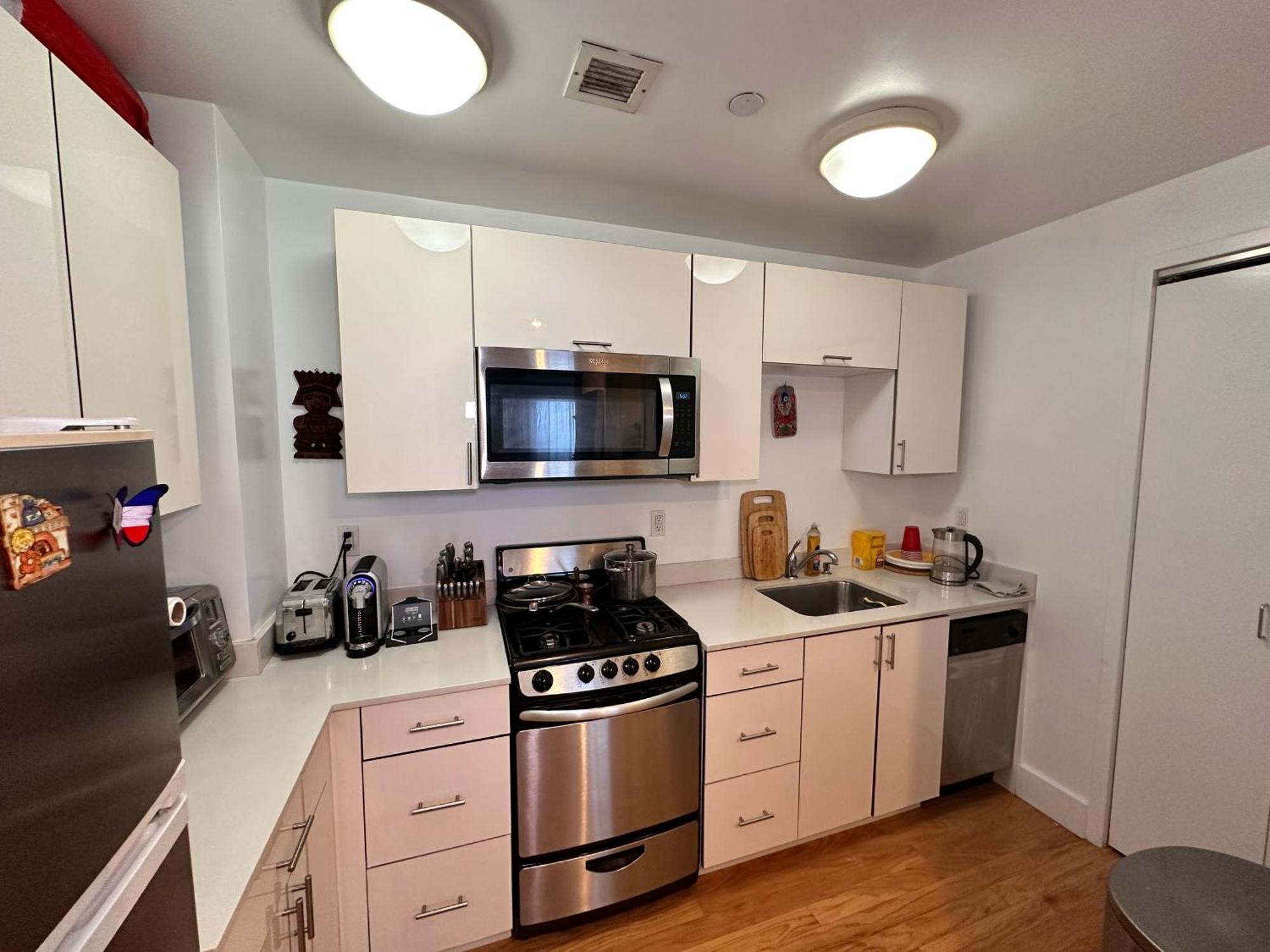 Modern With Private Bathroom And Kitchen Apartment