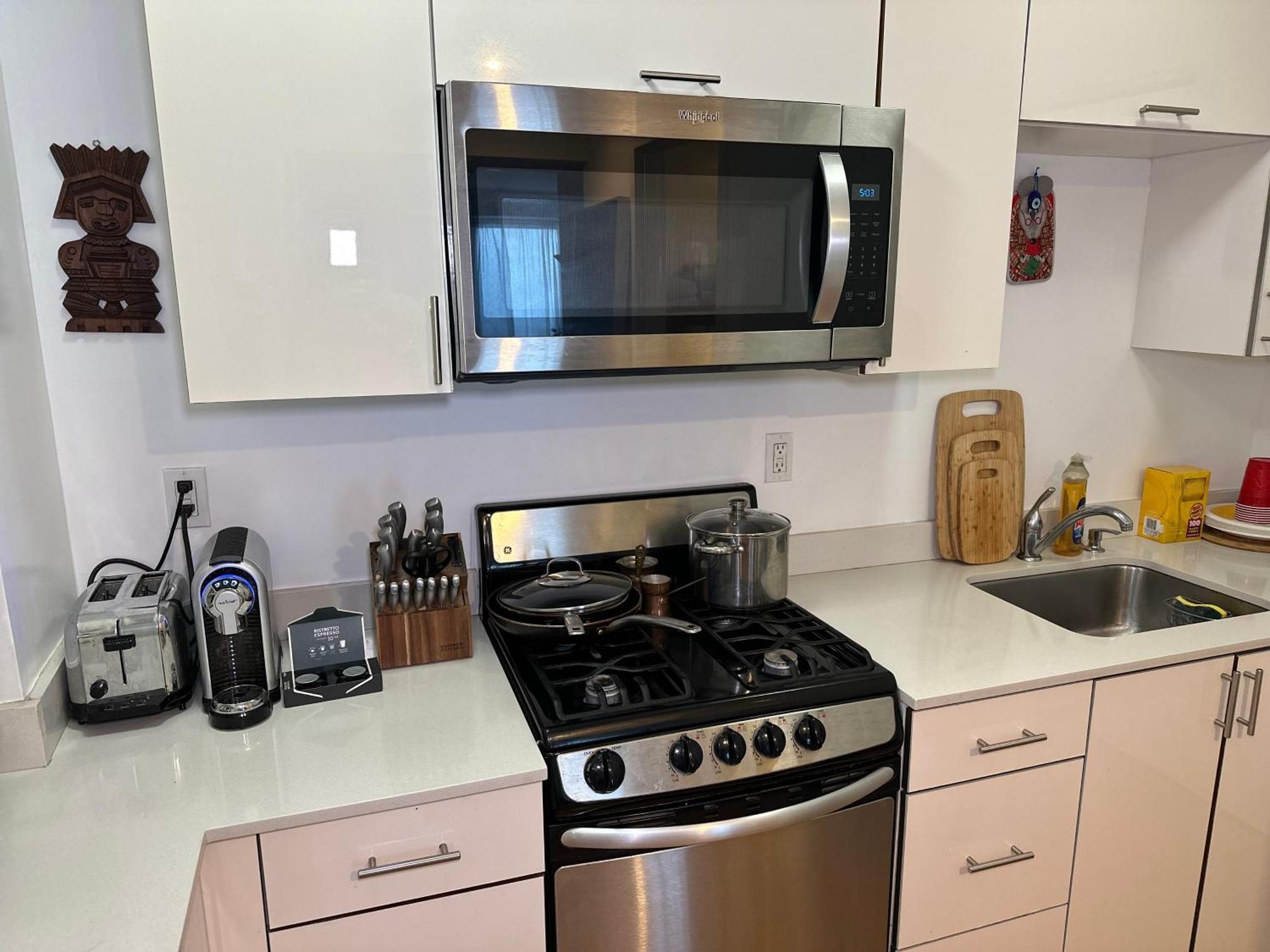 Modern With Private Bathroom And Kitchen Apartment *