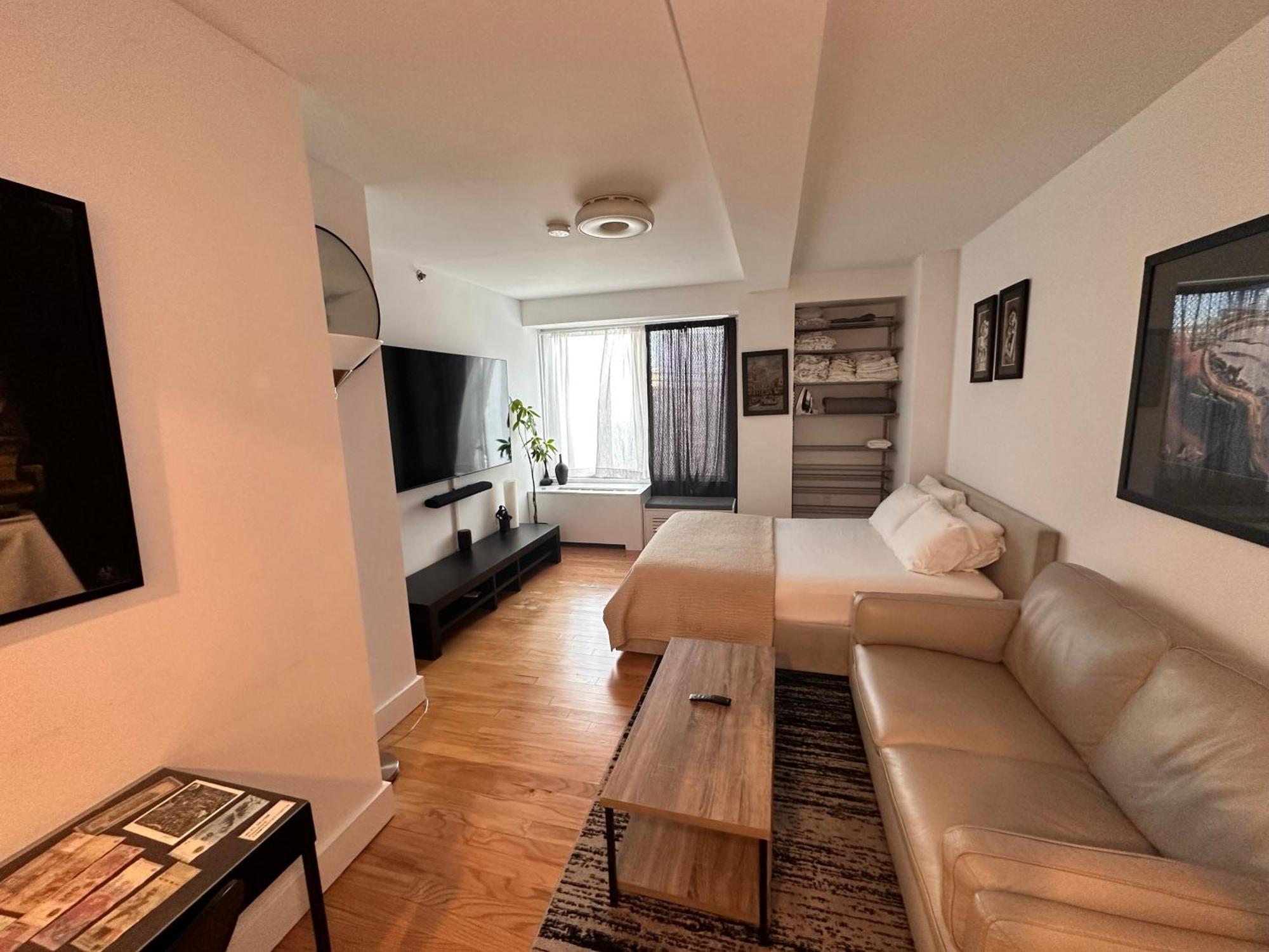Modern With Private Bathroom And Kitchen *