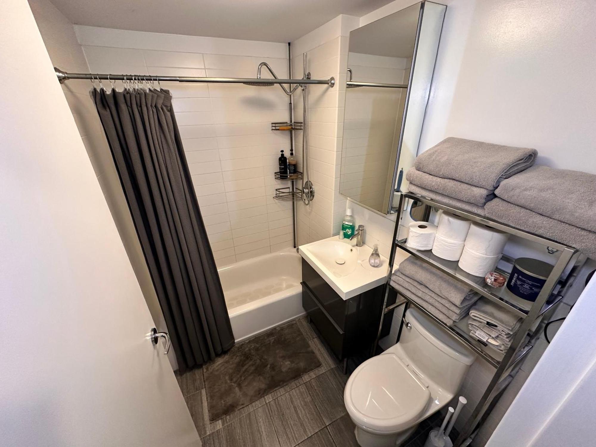 Apartment Modern With Private Bathroom And Kitchen