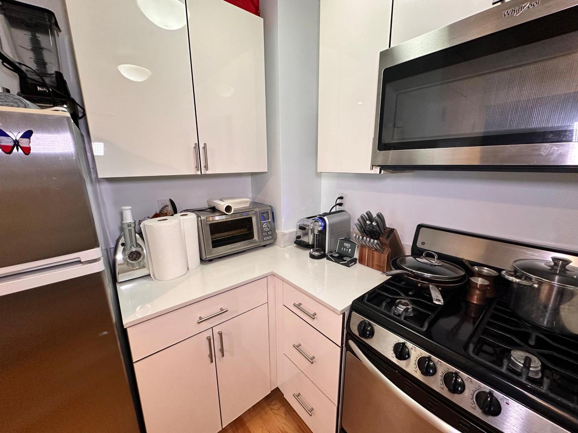Modern With Private Bathroom And Kitchen Apartment *