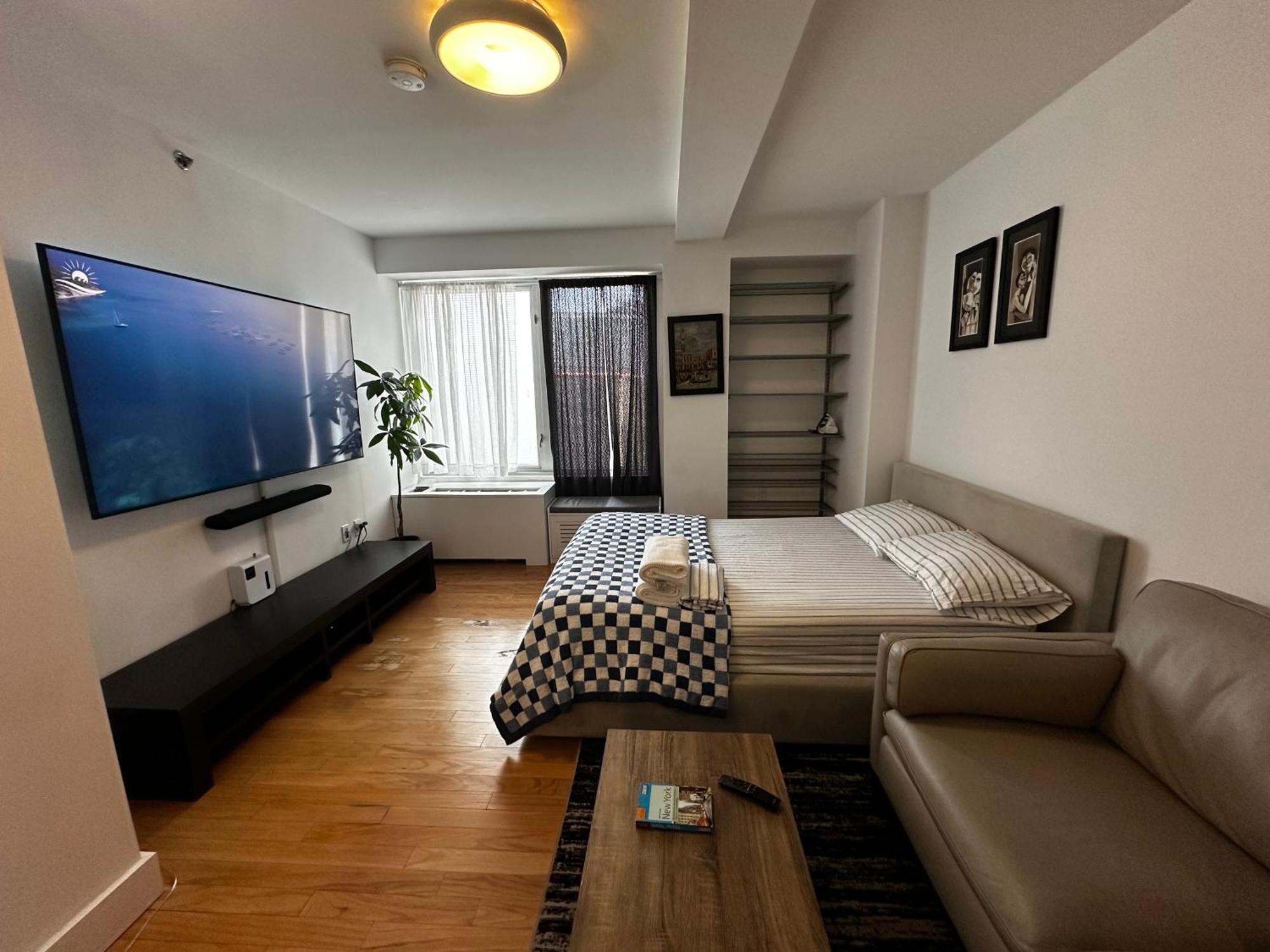 Modern With Private Bathroom And Kitchen Apartment *