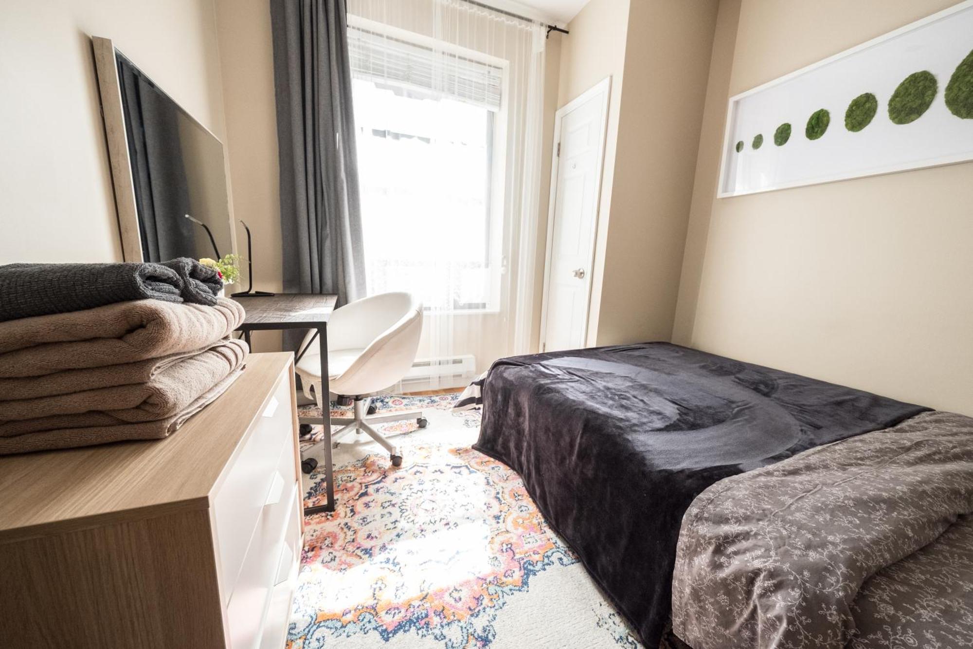 Apartment 2 Bd Next To Park *