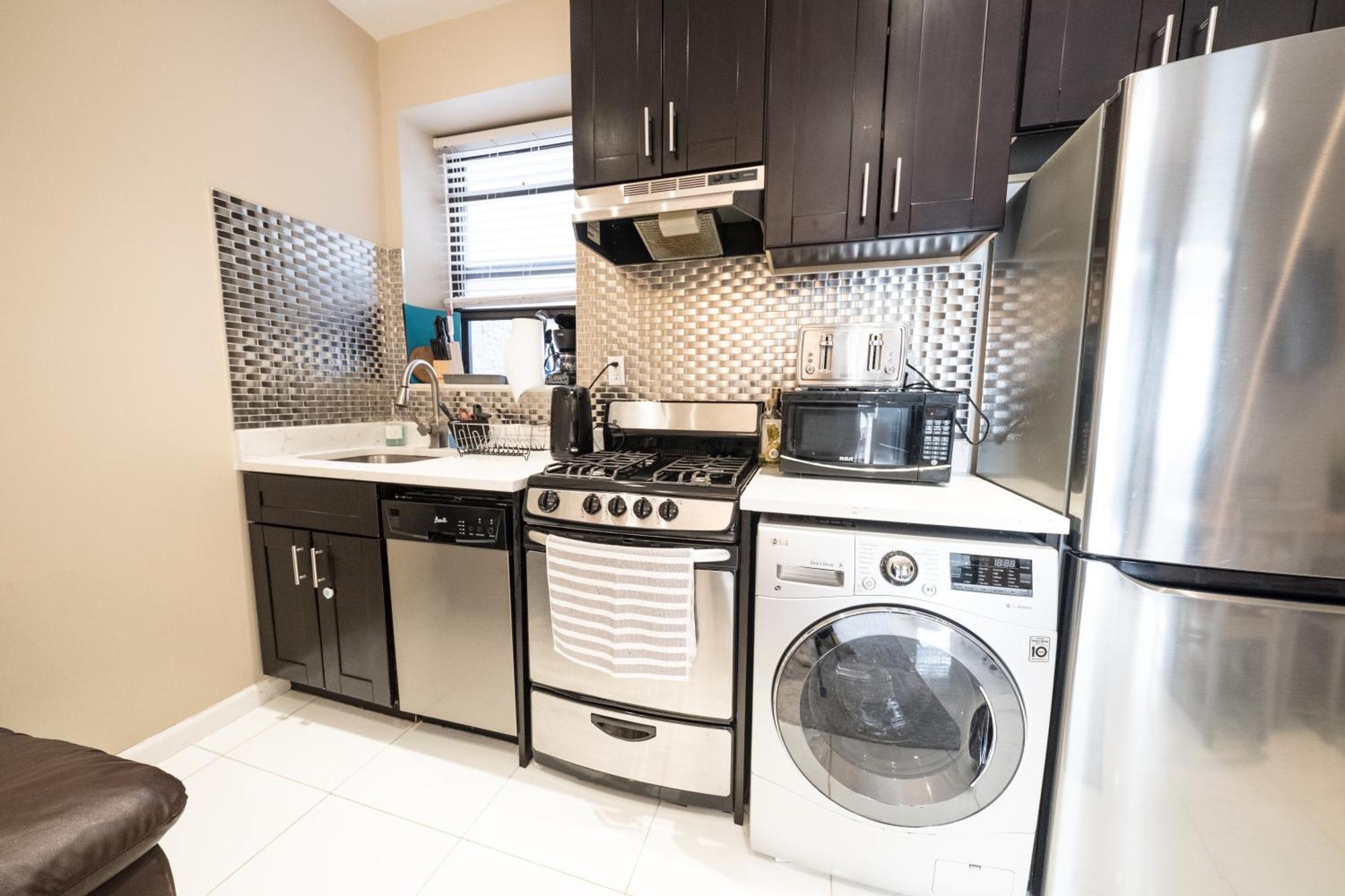 2 Bd Next To Park Apartment *