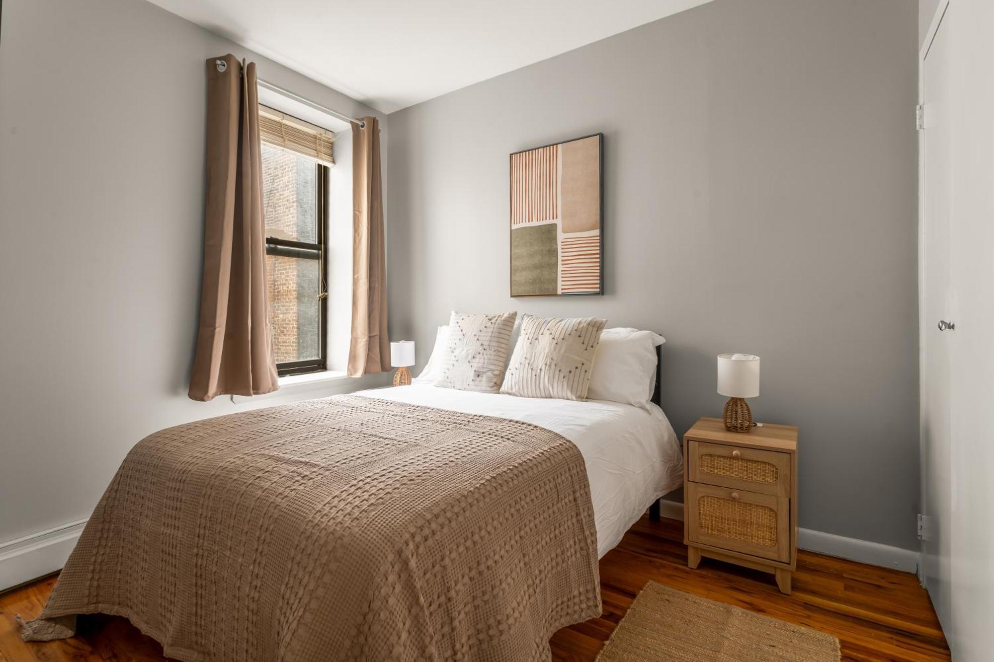 Apartment Stunning 3-bedroom In City!