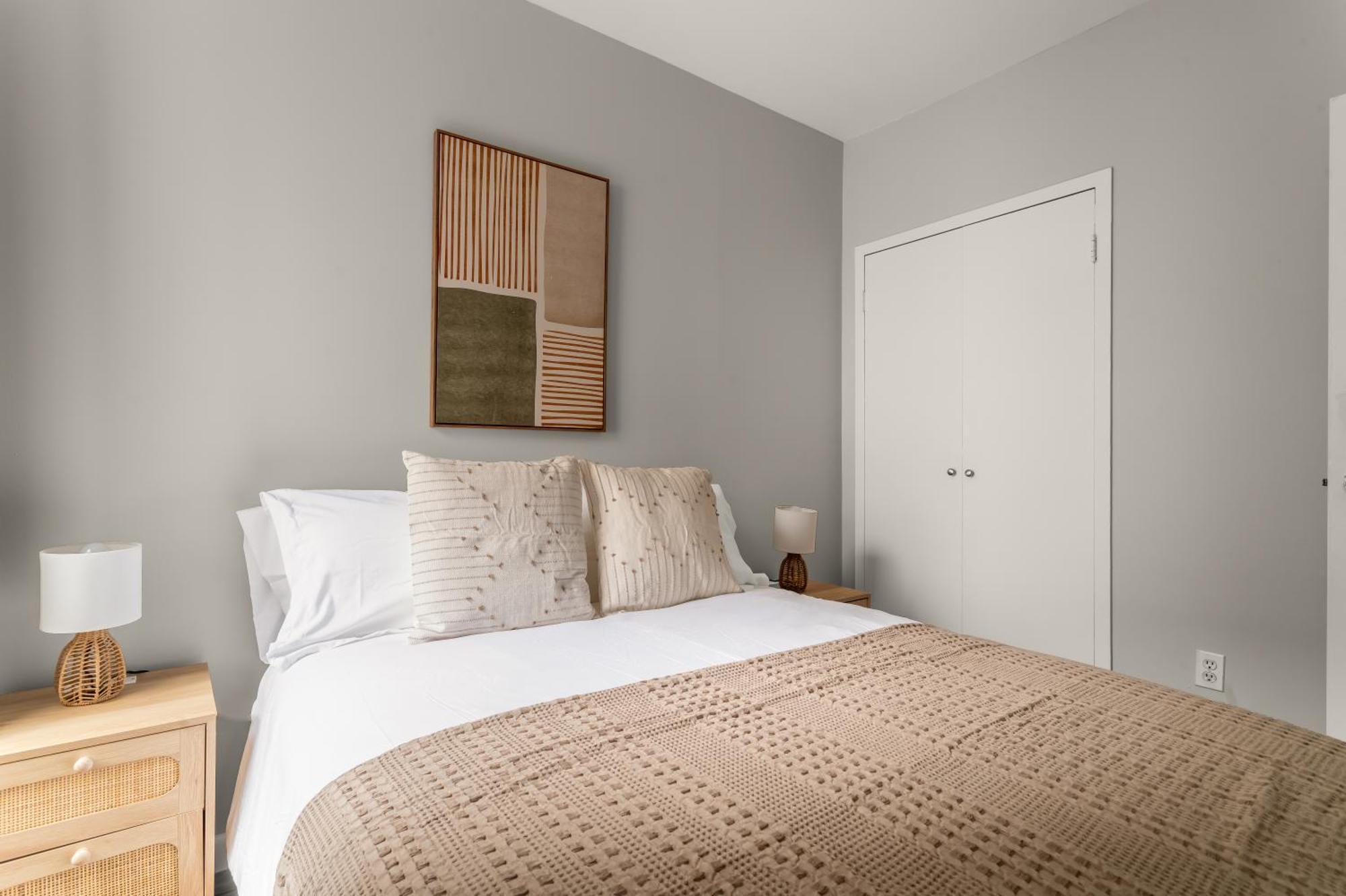 Apartment Stunning 3-bedroom In City! *