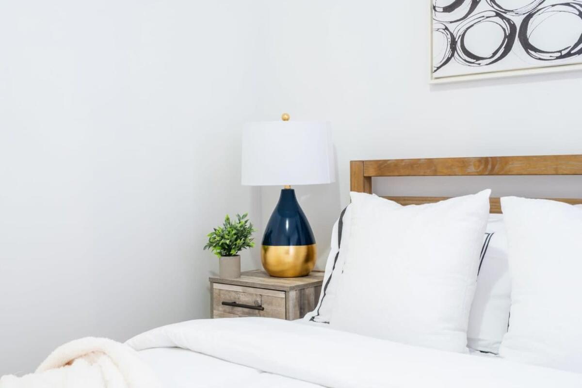 1435-4 I 3 Bedrooms 2 Bath Prime Upper East Appartement