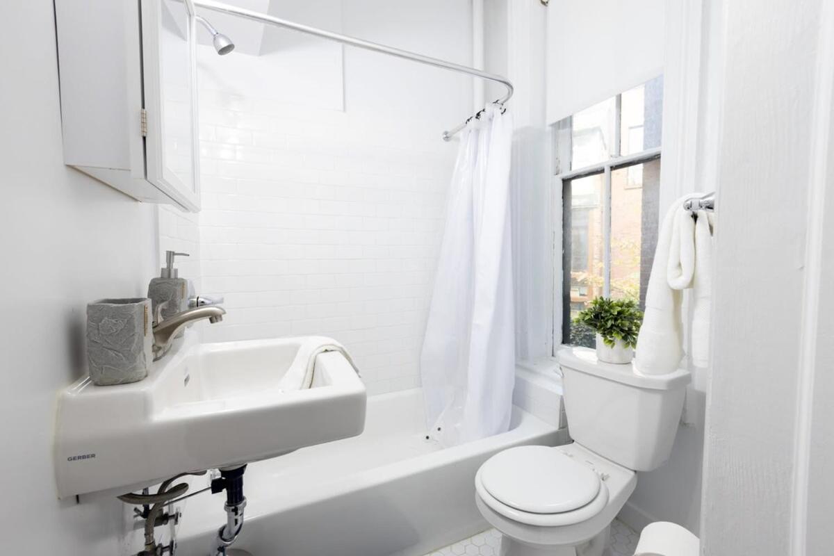 E10-1 Designer East Village Townhouse 1br *