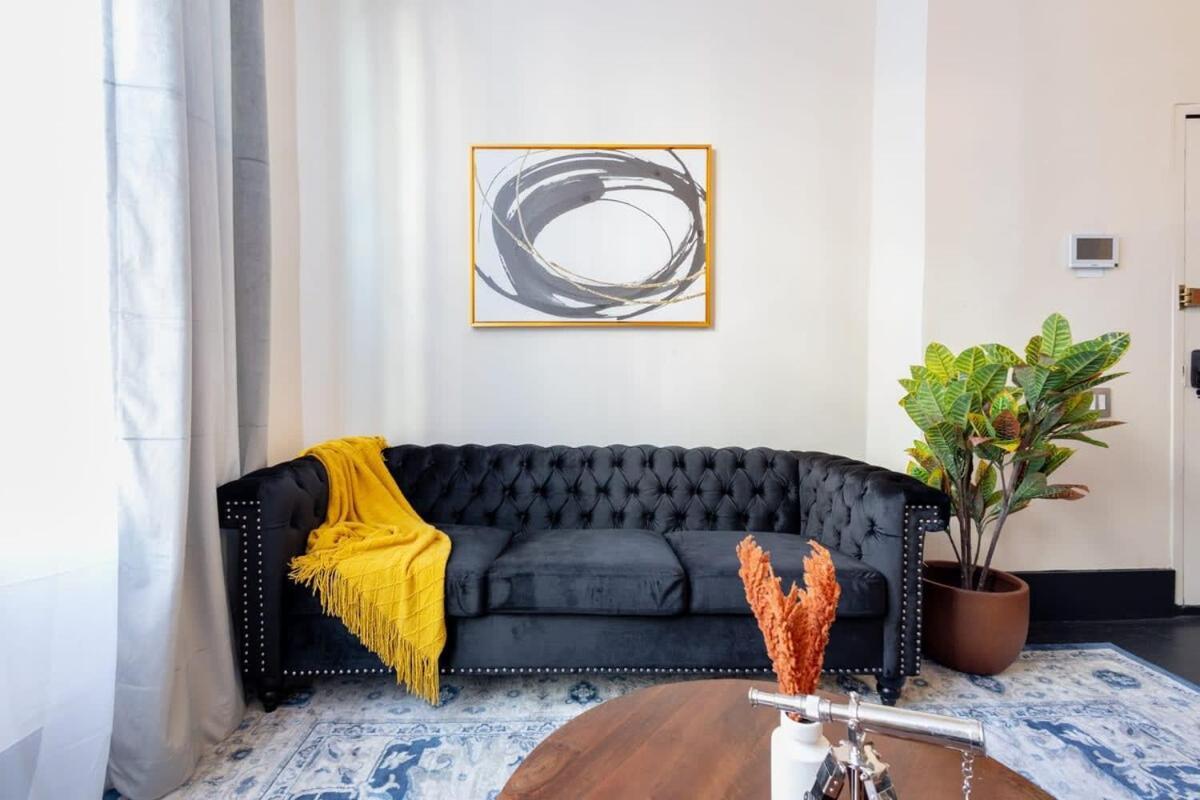 E10-1 Designer East Village Townhouse 1br Apartment *