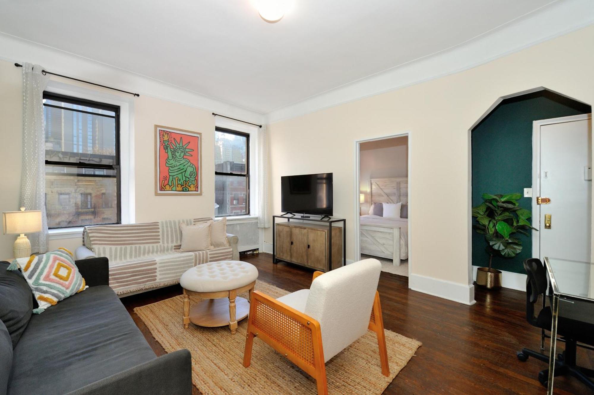 5 Bedroom 2 Bath Full Floor Midtown