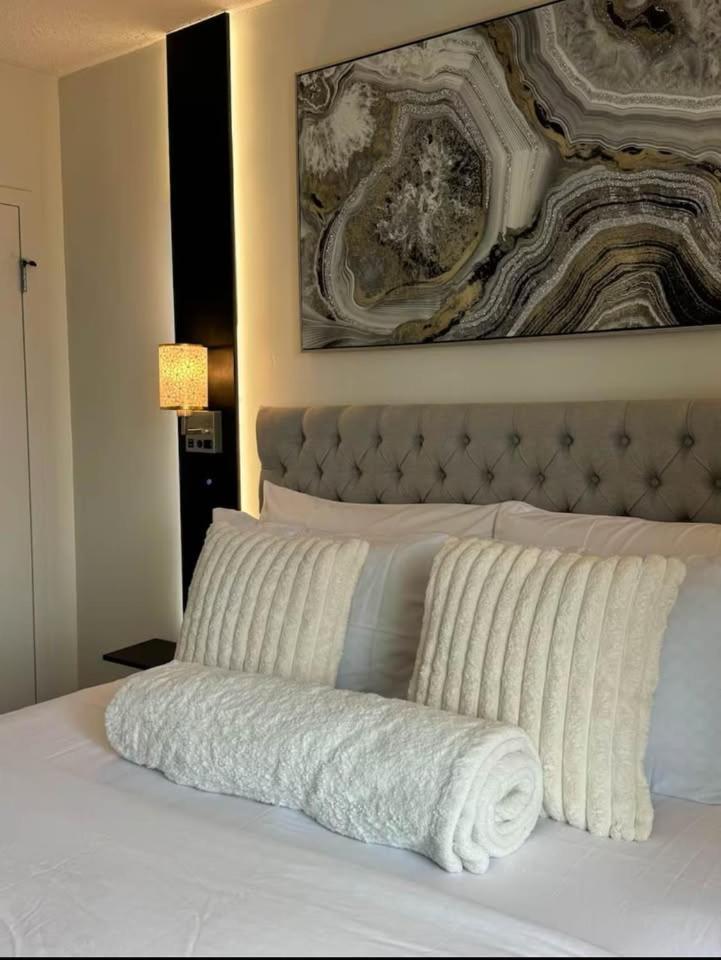 New Modern 2br W Fireplace & Fitness Lounge, Live Comfortably In East Harlem Apartment *