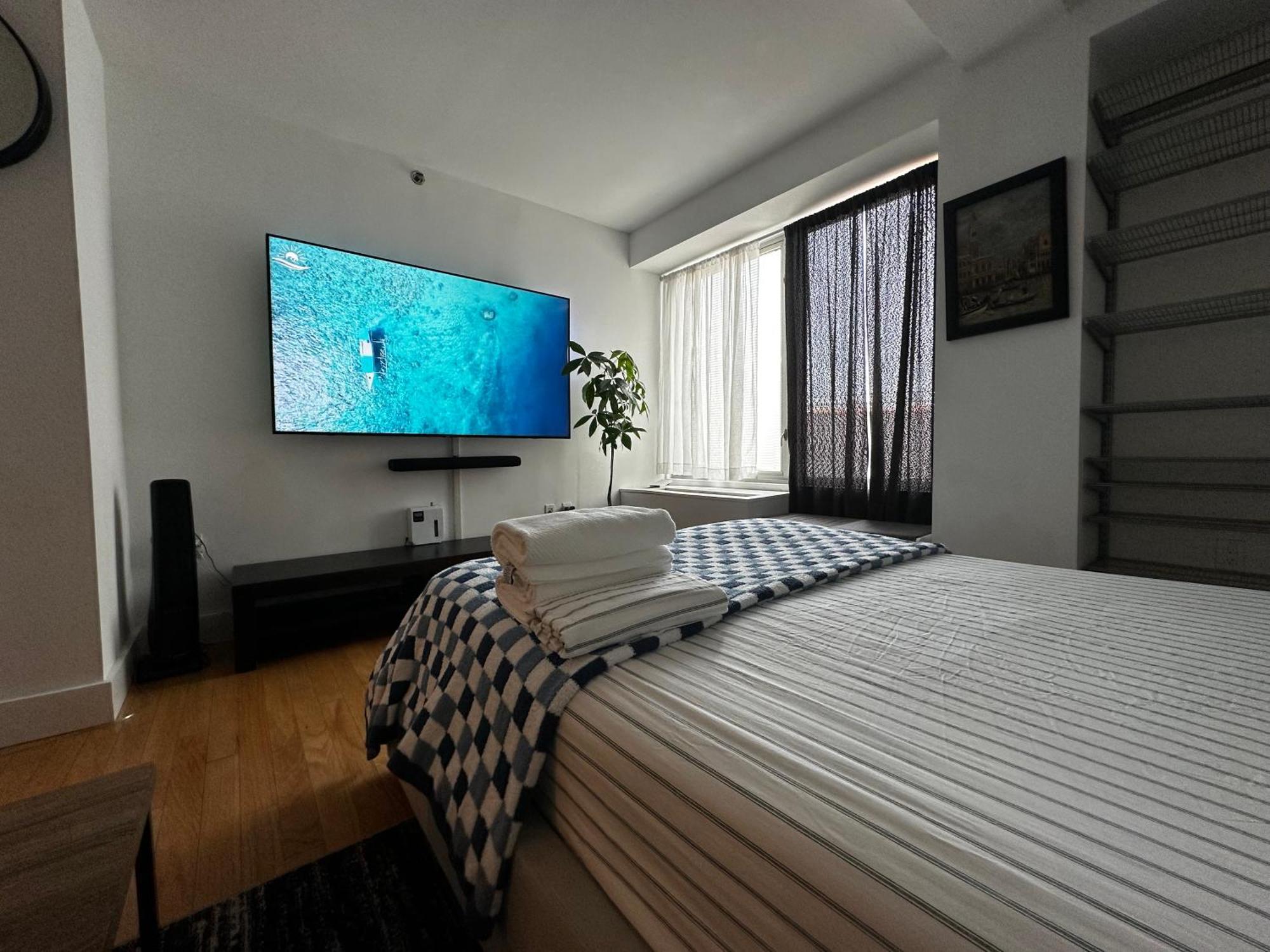 Modern With Private Bathroom And Kitchen *