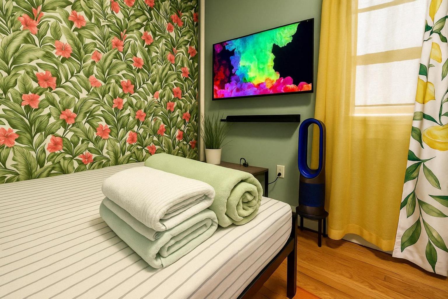 Apartment Tropical Comfort In Harlem Cozy With Snacks & Style
