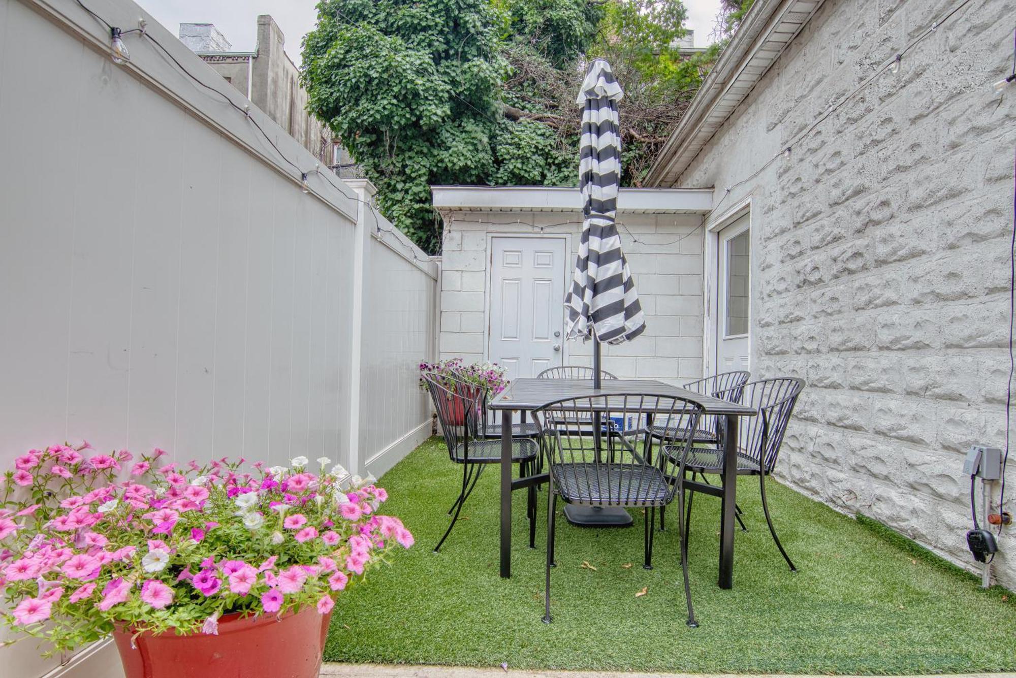 Prime Location, King Beds, Outdoor Space, Bbq Grill, Free Parking, Wifi, Luxe Hébergement de vacances