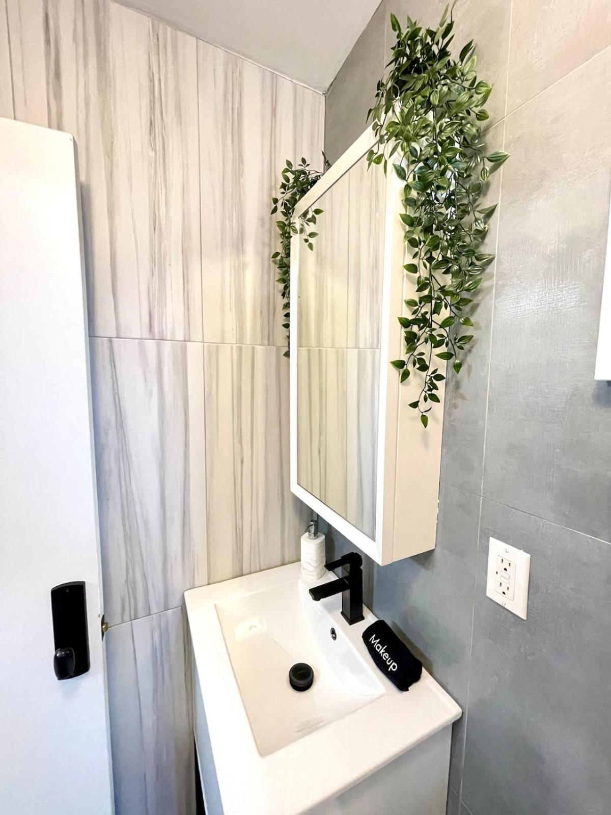 Apartment Madison Ave Oasis