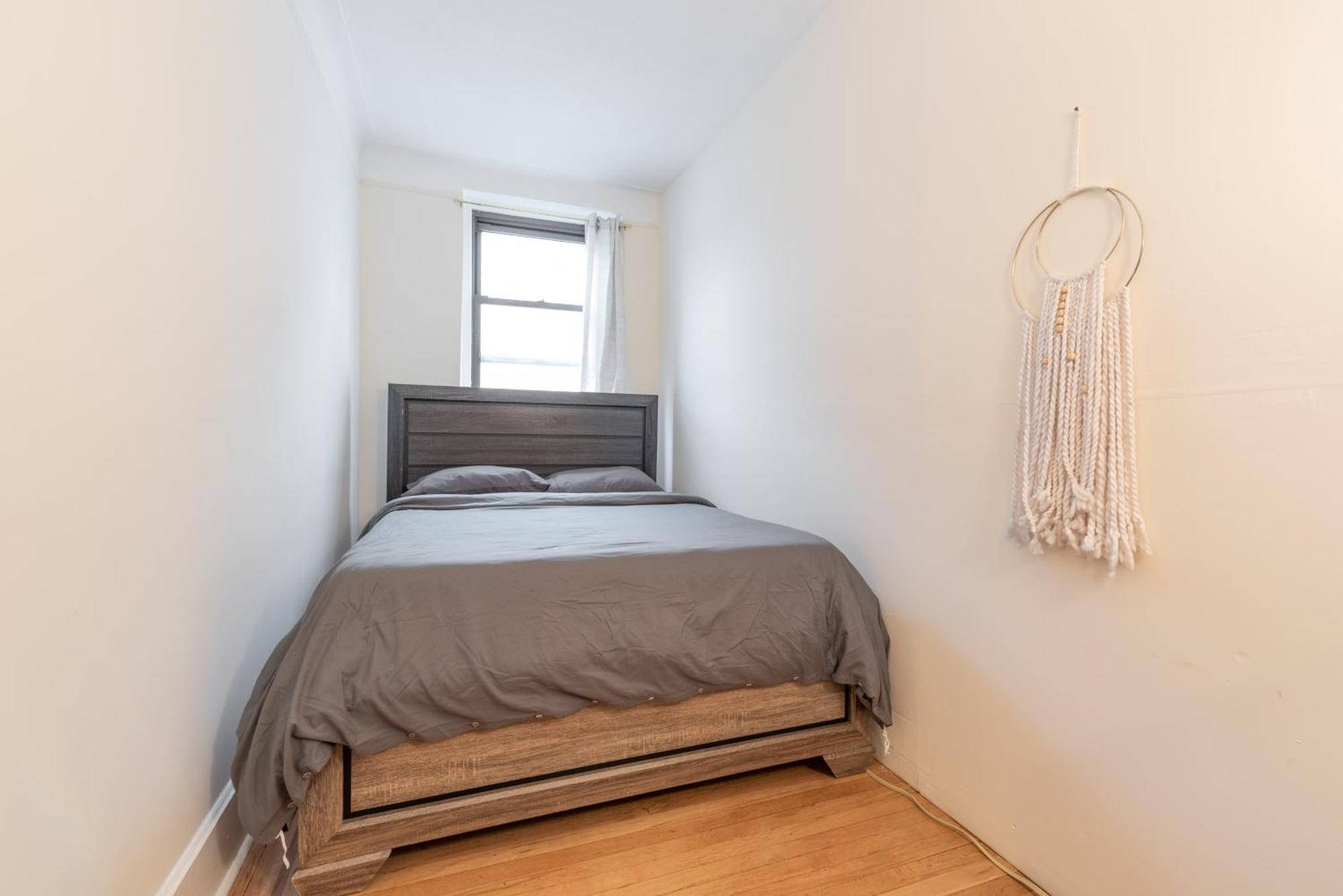 5 Bedroom 2 Bath Full Floor Midtown *