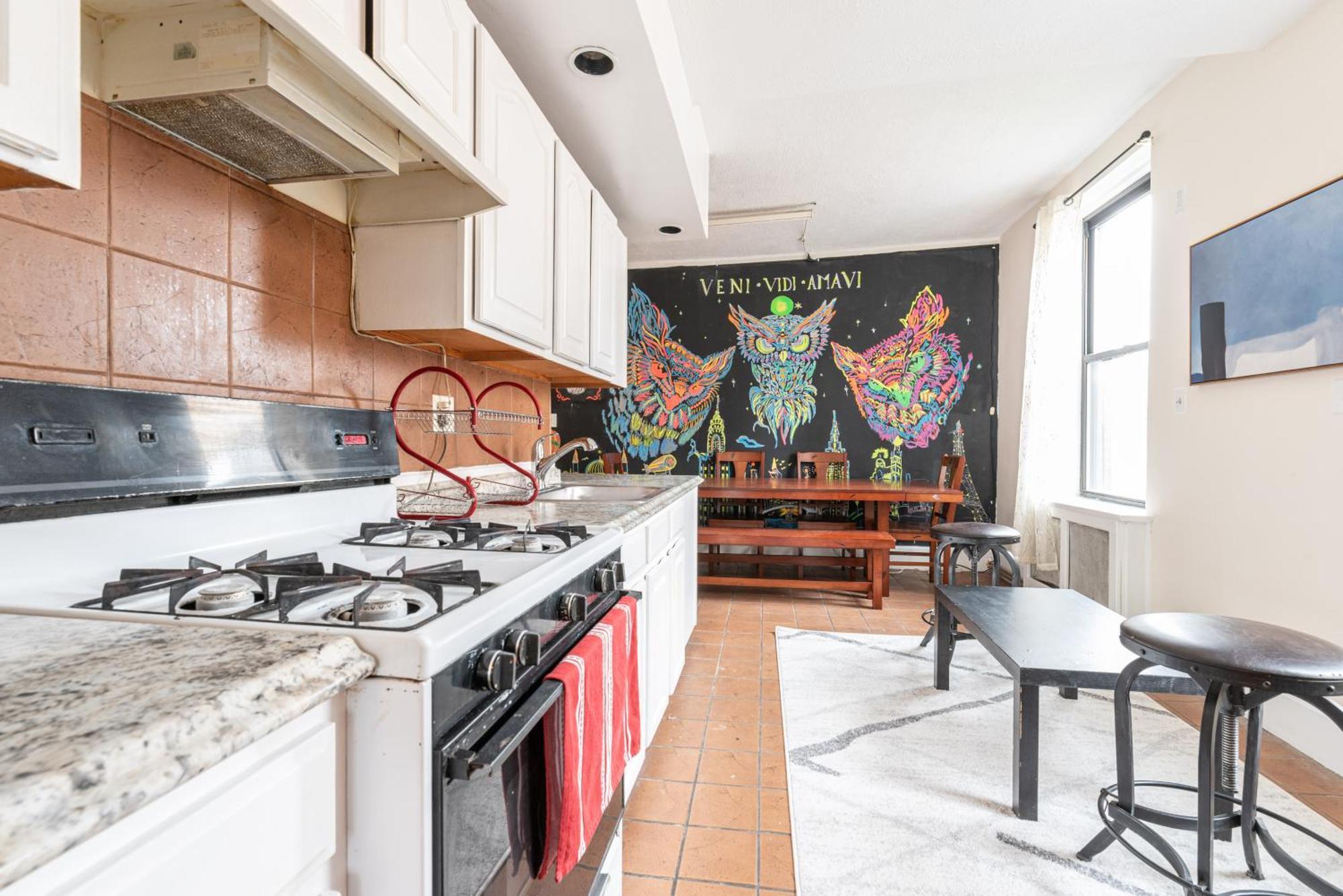 Apartment 5 Bedroom 2 Bath Full Floor Midtown *