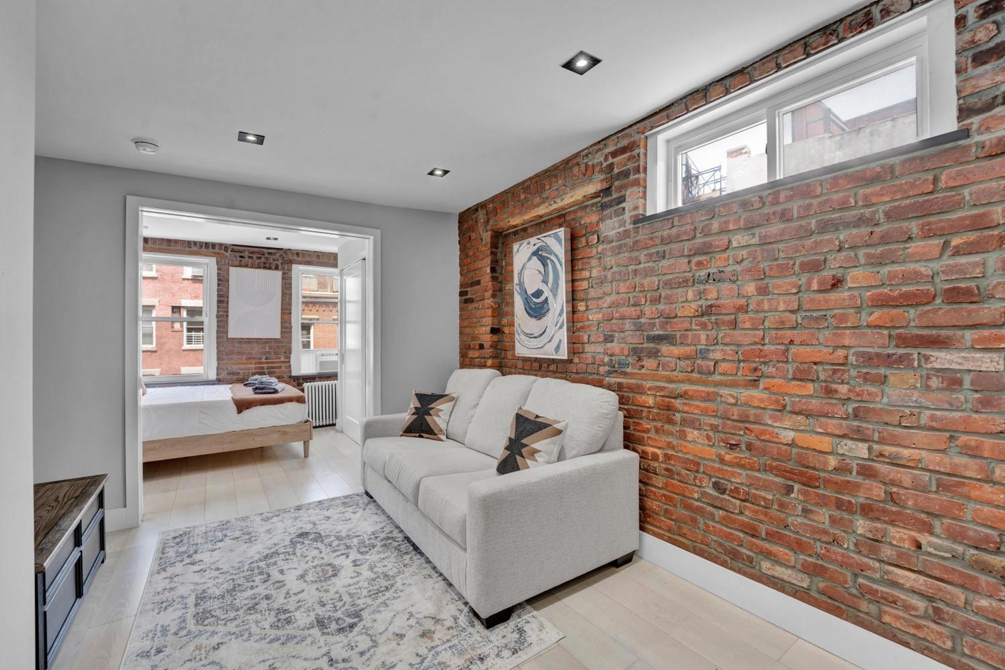 Soho Designer 2br With Balcony Apartment *