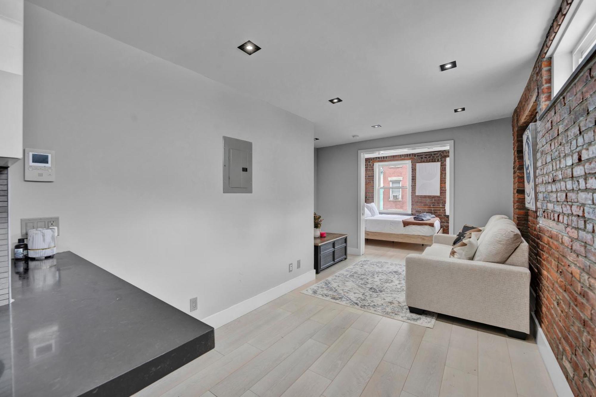 Soho Designer 2br With Balcony Apartment