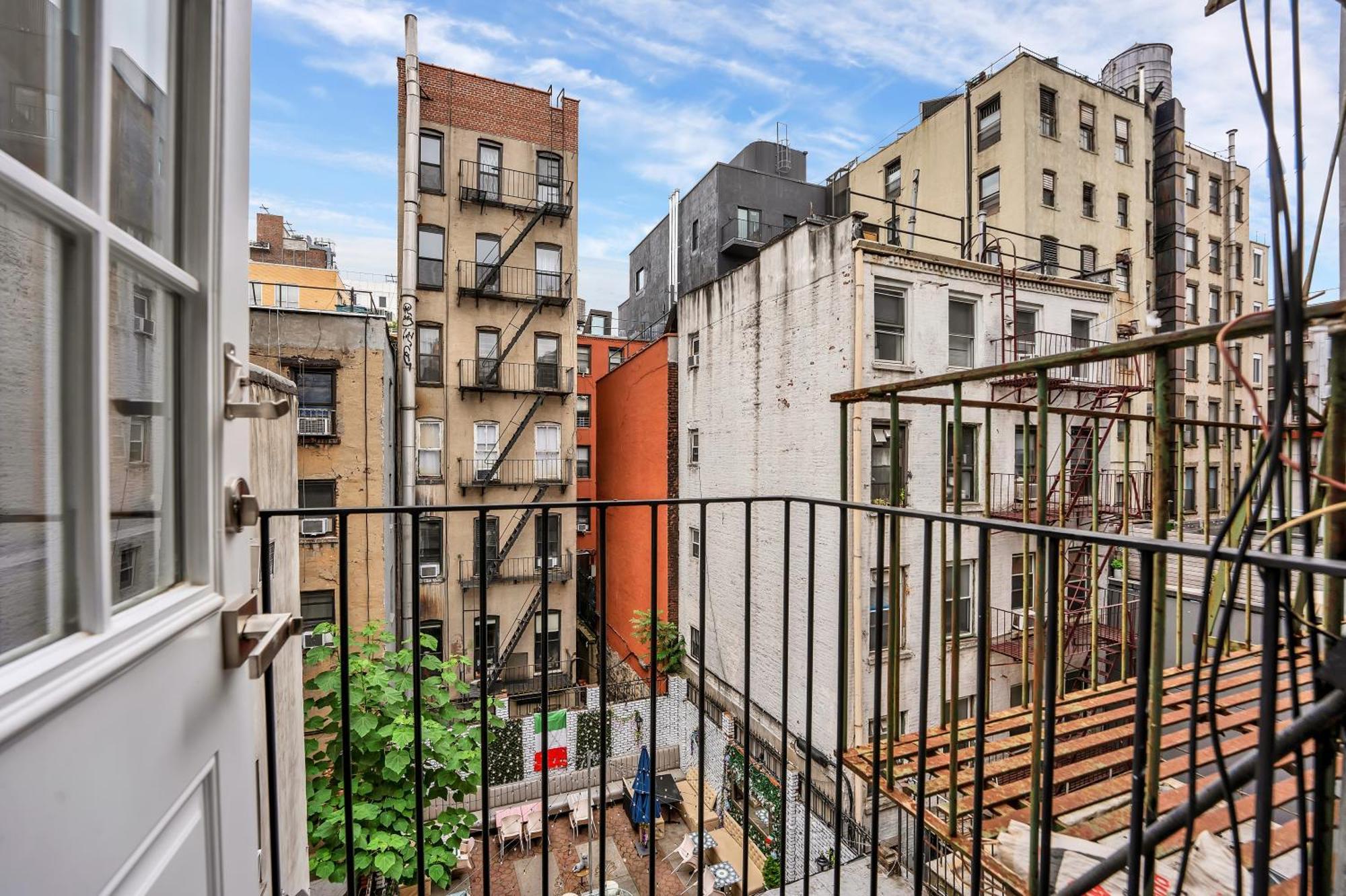 Apartment Soho Designer 2br With Balcony