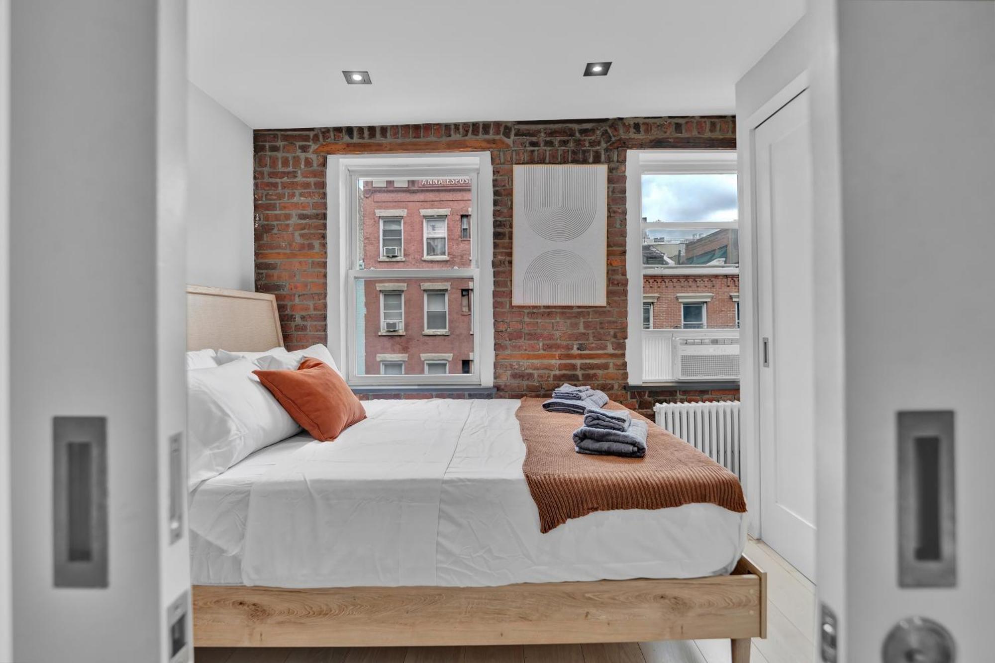 Soho Designer 2br With Balcony Apartment