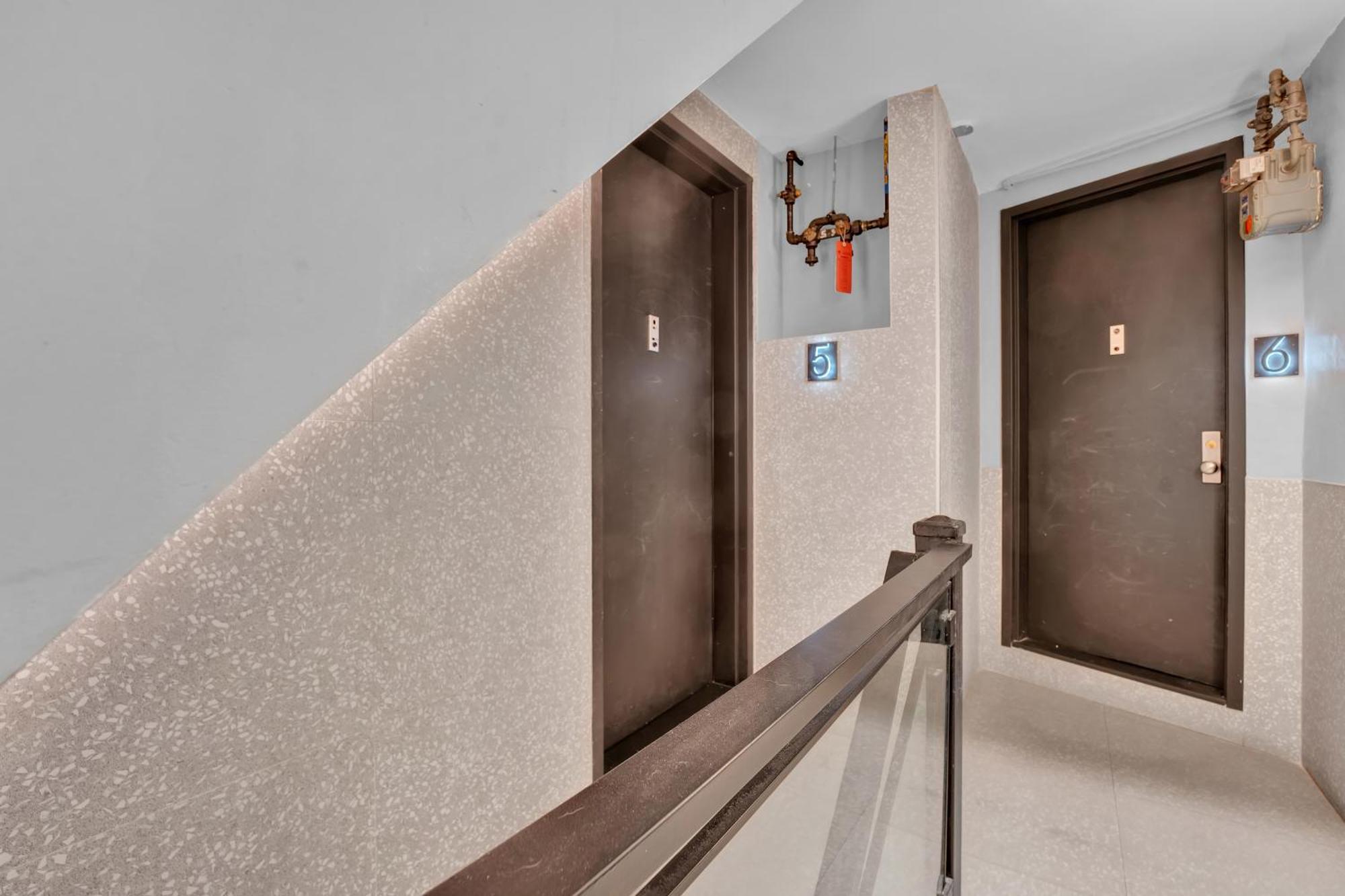 Apartment Soho Designer 2br With Balcony