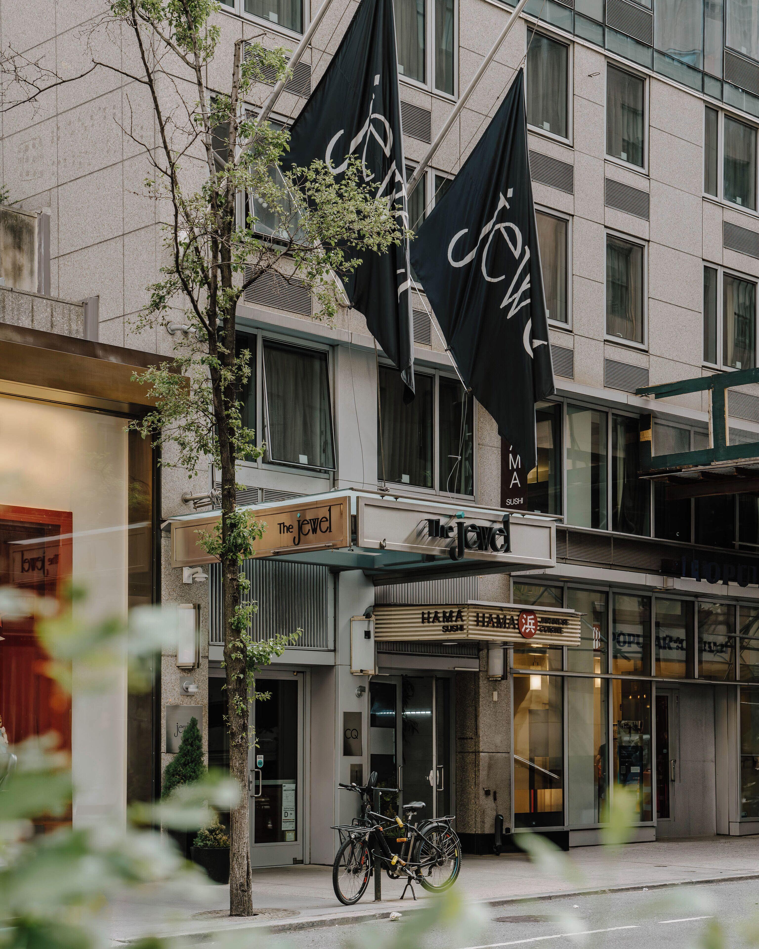 The Jewel Hotel, Hotel