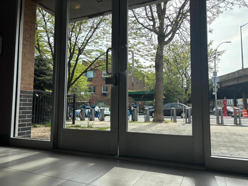 1 Bedroom With Sleeping In Living Williamburg Apartment *