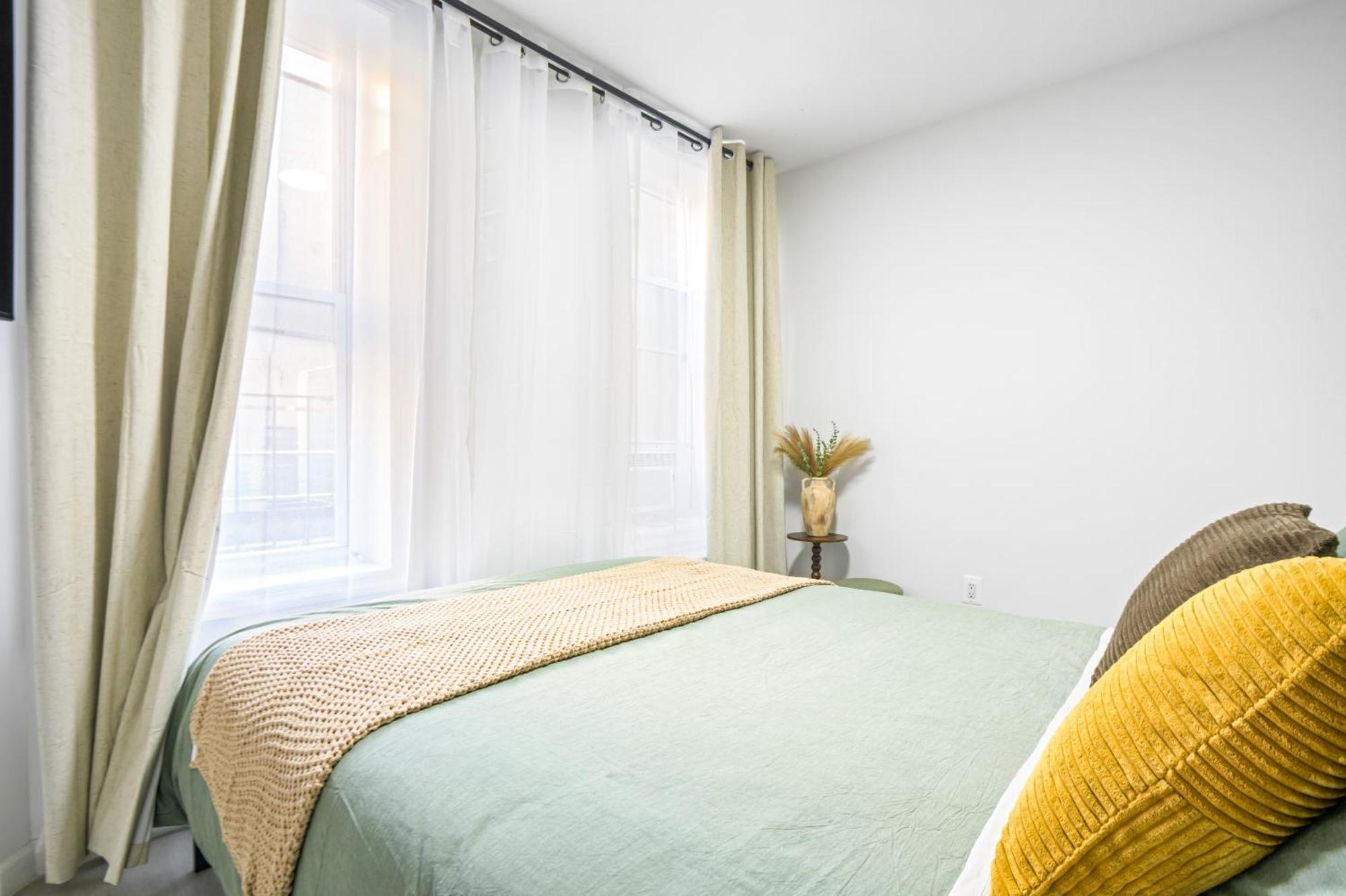 Apartment 2 Bedroom Unit In Manhattan *