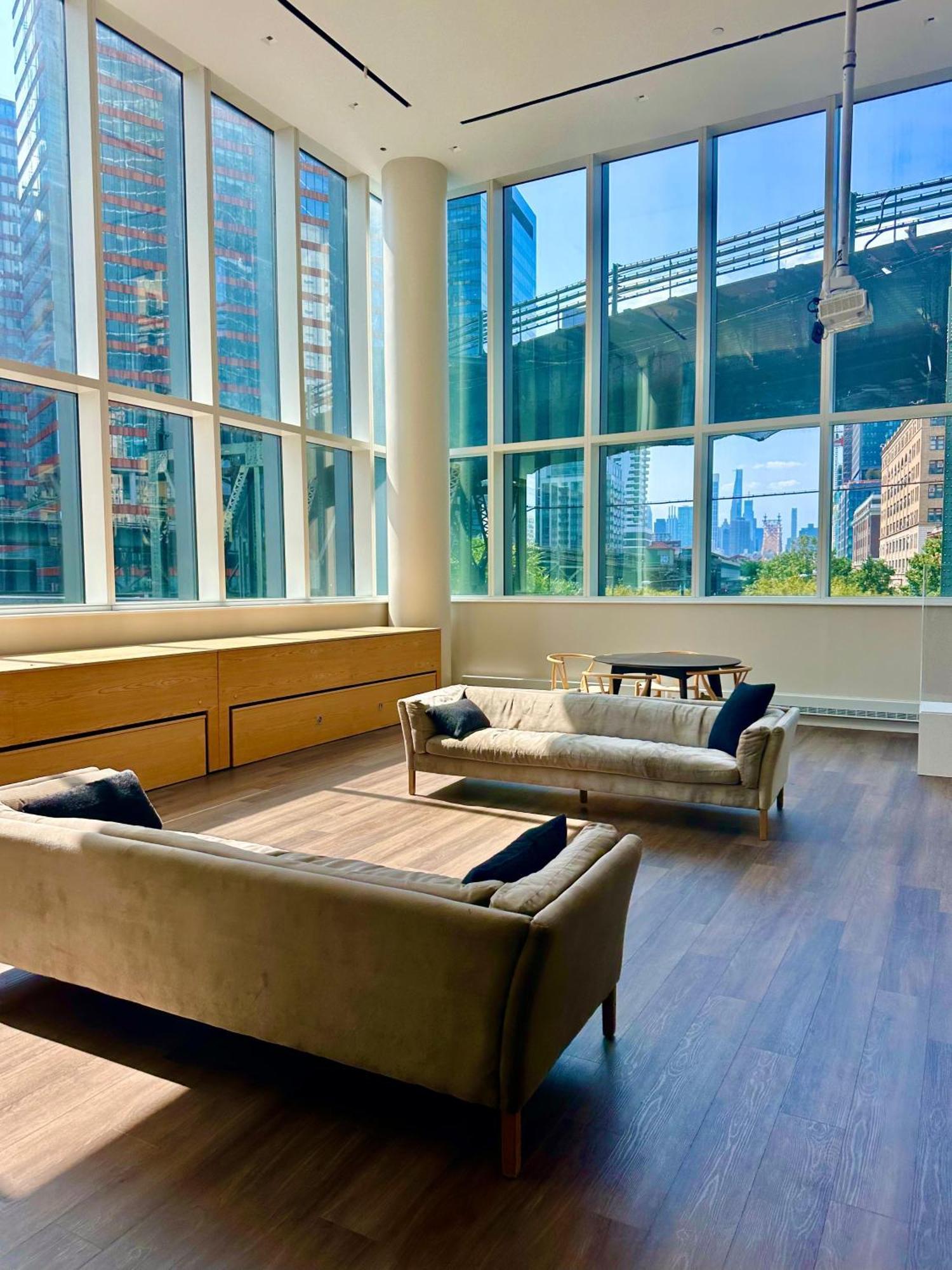 Elegant Long Island With Skyline Views *