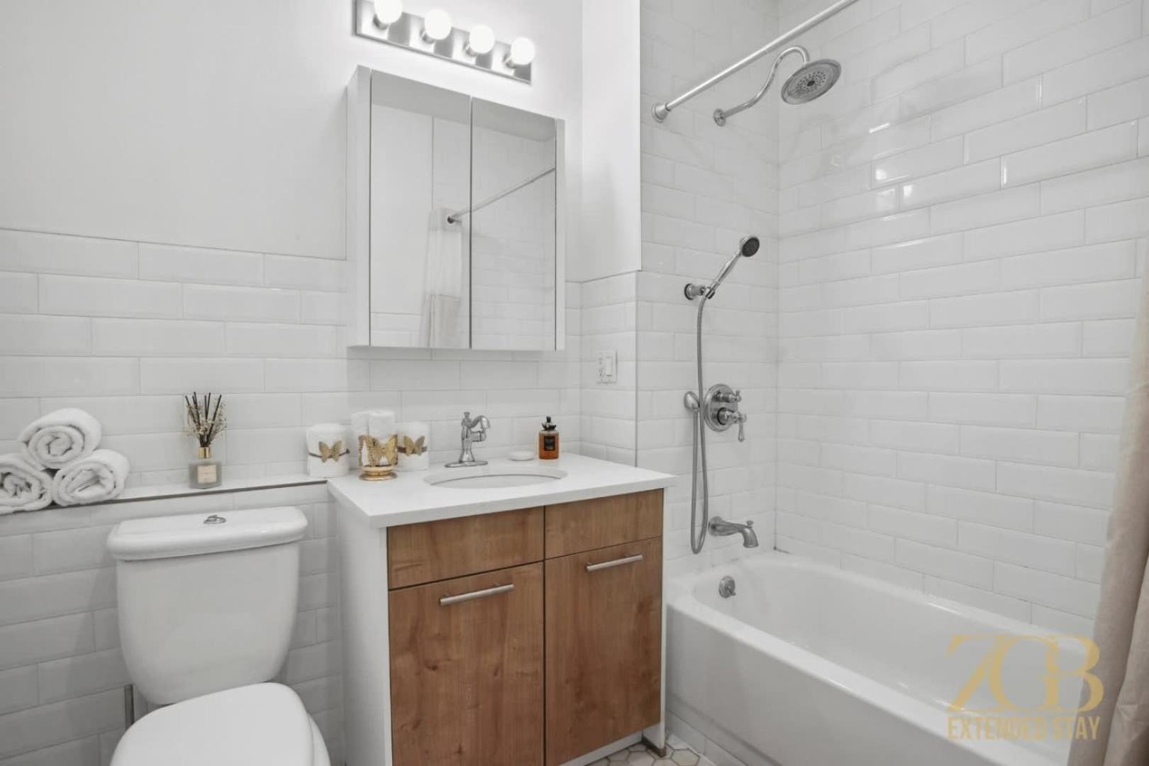 Newly Renovated 1 Bedroom - Elevator - Laundry Apartment