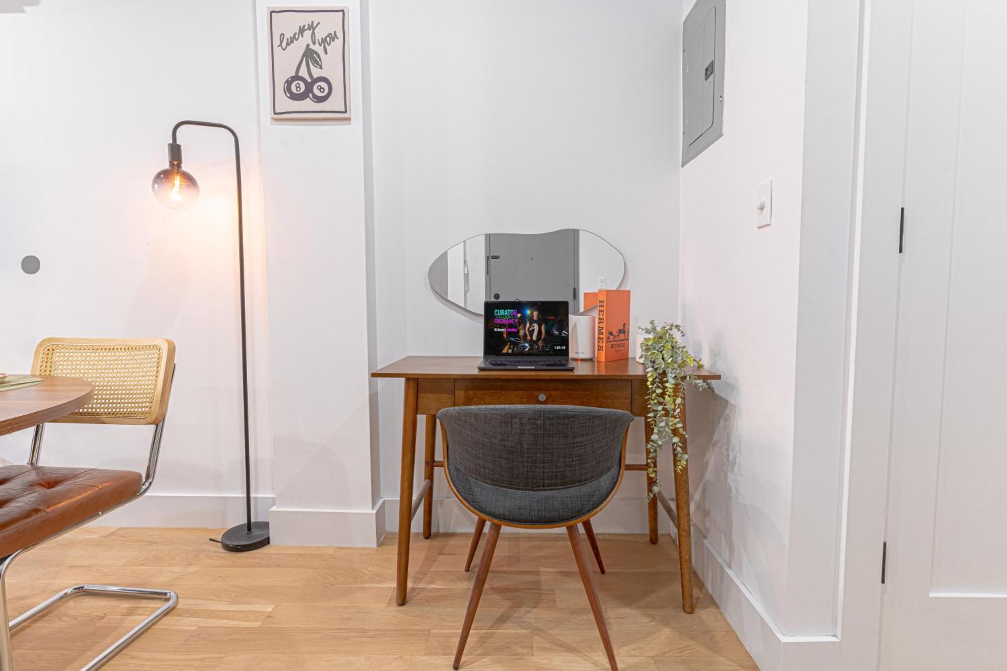 Bright Duplex With Private Backyard *