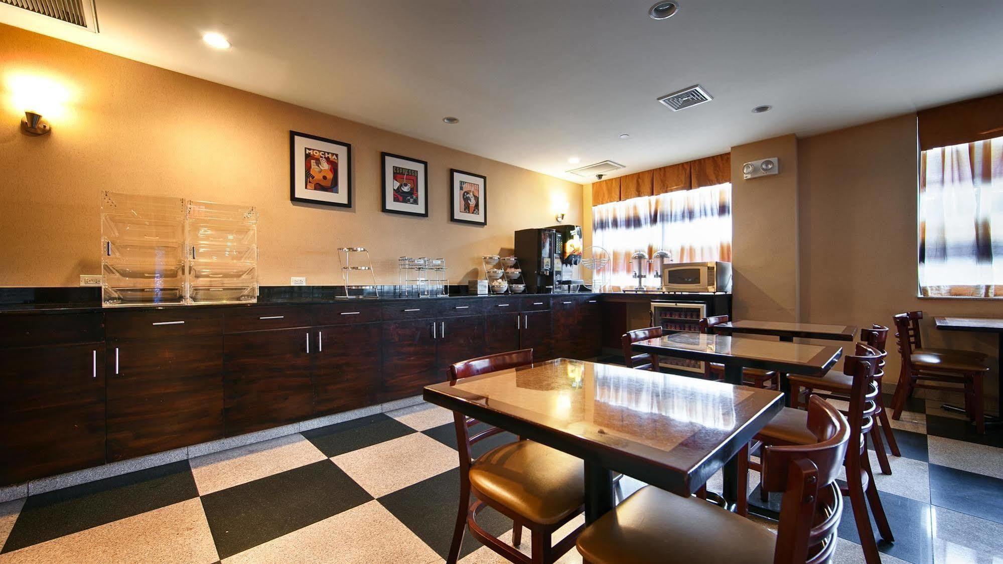 Western Plaza Hotel 3*