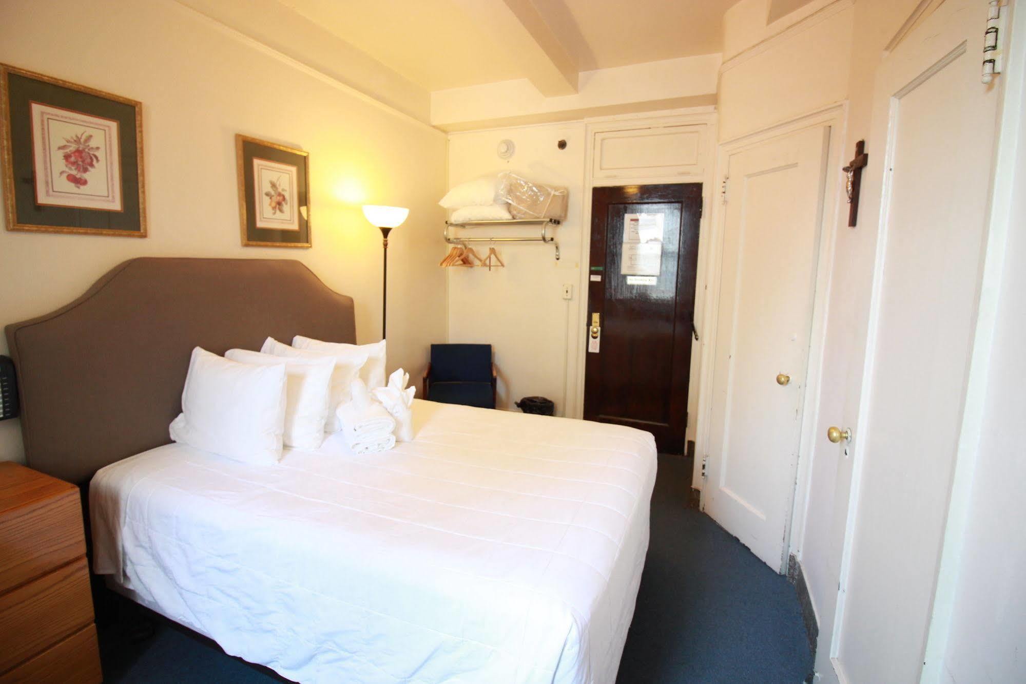 Leo House Hotel 3*