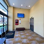 Super 8 By Wyndham Brooklyn Williamsburg