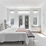 Luxe Studio Apt With Charming Juliet Balcony
