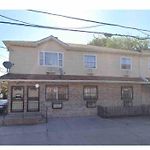 Large Apt, One Block To Train