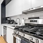 Luxe Studio Suite In Upper East Side With Charming Juliet Balcony