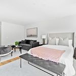 Luxe Studio Suite With Charming Juliet Balcony