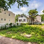 Cozzy Room With Private Entrance And Drive Way