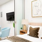 317-2A Sleek Modern 1Br Ues W D