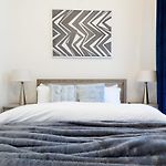 E10-1 Designer East Village Townhouse 1Br
